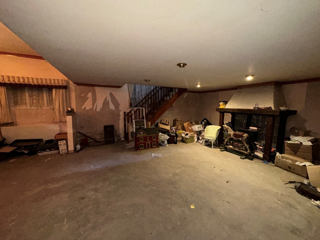 Lot: 227 - THREE-BEDROOM OLD SCHOOL UNIT WITH POTENTIAL - Living Room with view of stairs to mezzanine